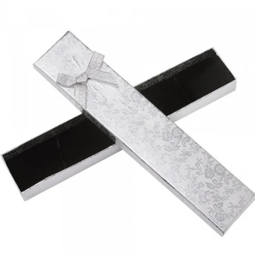 boîte argent carton pour une fête d'anniversaire