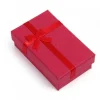 boîte carton avec noeud rouge pour l'anniversaire d'un enfant
