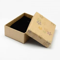 Boîte carton kraft pour toutes les occasions avec des imprimés floraux