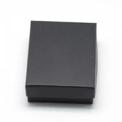 boîte noir carton avec petite mousse pour une fête d'anniversaire