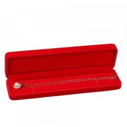 boîte rouge velours pour l'anniversaire d'un enfant