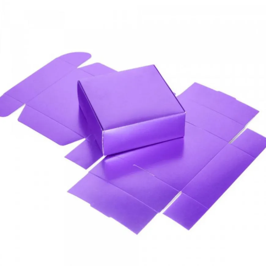 boîte violet carton pour une fête d'anniversaire