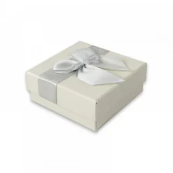emballage blanc pour un anniversaire carton