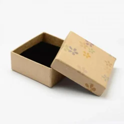 emballage carton kraft marron pour une fête d'anniversaire avec un motif floral