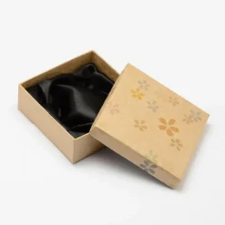 emballage carton kraft marron pour toutes les occasions avec un motif avec des fleurs