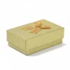 emballage carton or avec des paillettes décoratives pour un anniversaire
