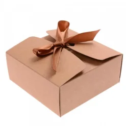 emballage kraft marron pour l'anniversaire d'un enfant carton