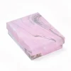 emballage rose carton pour un joyeux anniversaire avec imprimés styles marbre