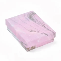 emballage rose carton pour un joyeux anniversaire avec imprimés styles marbre